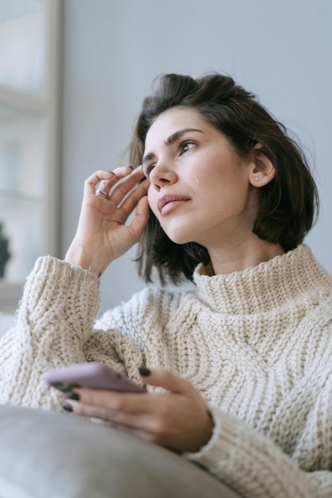 Mujer triste mirando el teléfono